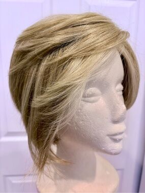 RAQUEL WELCH Born to Shine in Biscuit! New with tags! Short Bob! Heat Friendly!